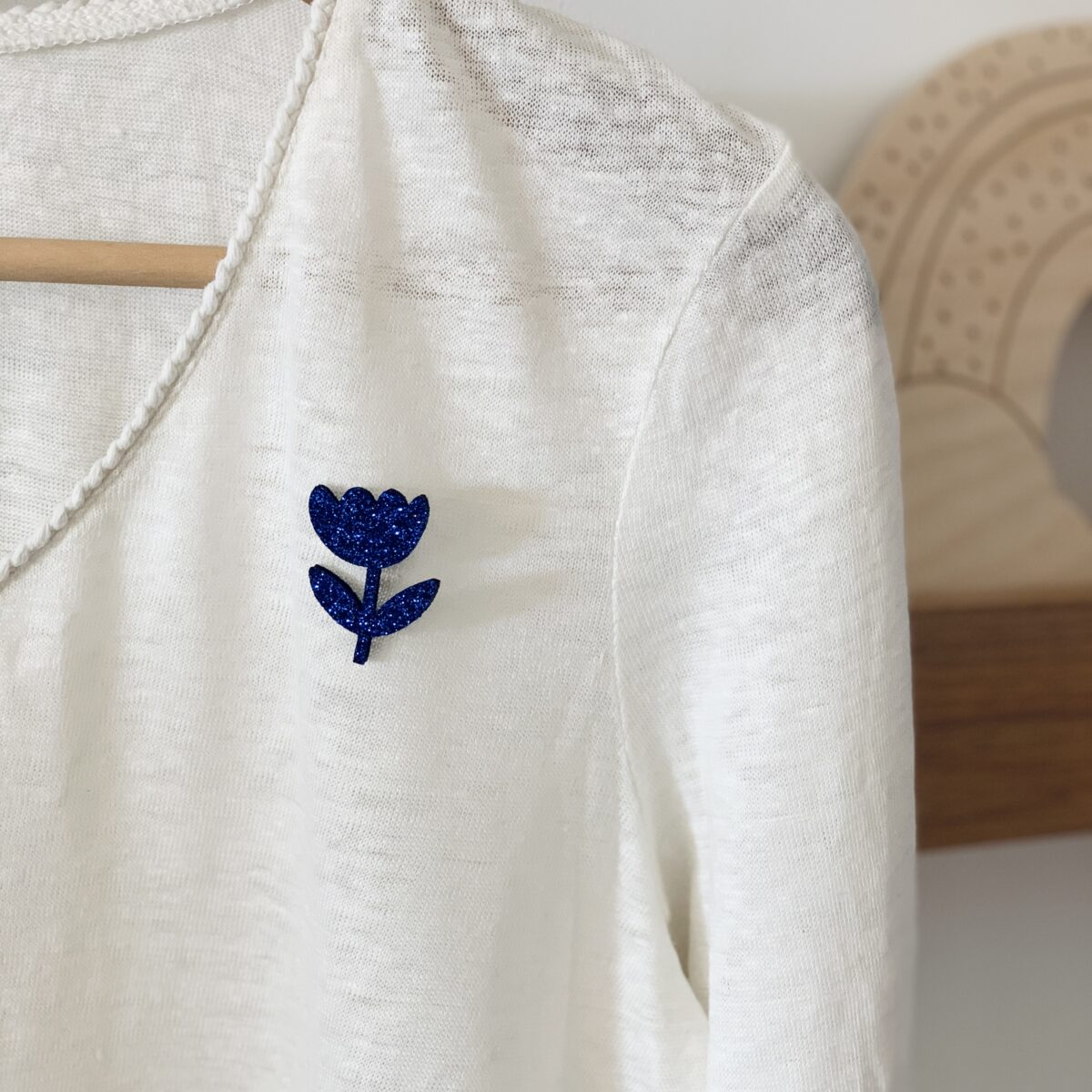 Pin's feutrine pailletée | Fleur bleue